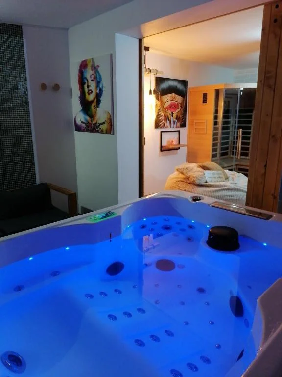 Gîtes déco pop et chaleureuse avec jacuzzi, sauna, piece coquine