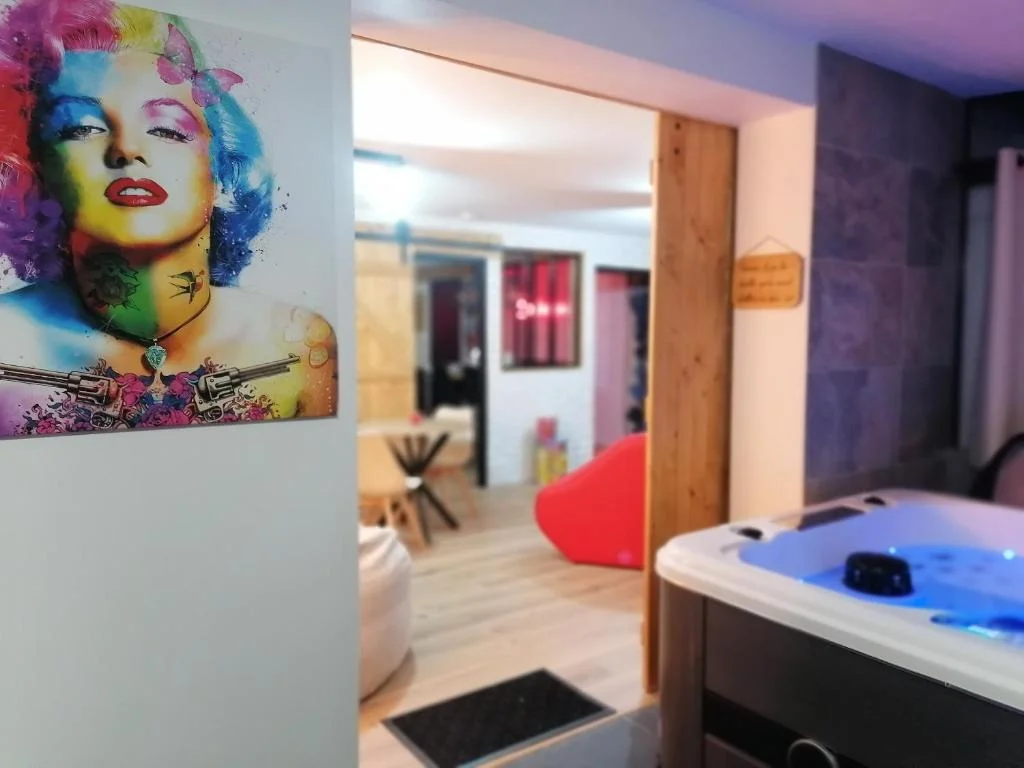 Gîtes déco pop et chaleureuse avec jacuzzi, sauna, piece coquine — photo 2